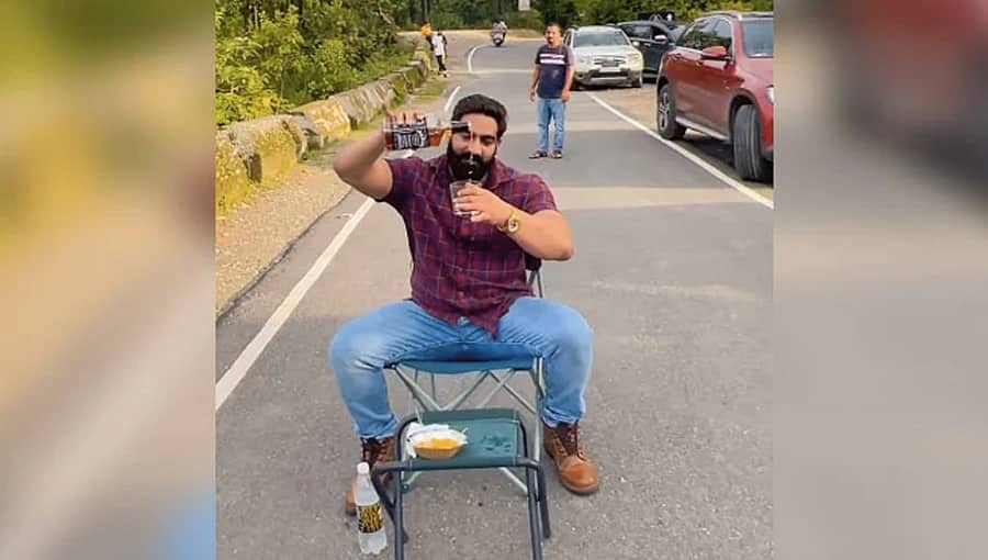 ರಸ್ತೆ ಮಧ್ಯೆ ಕೂತು ಮದ್ಯ ಸೇವಿನೆ: ಬಾಡಿಬಿಲ್ಡರ್ ವಿರುದ್ಧ ಜಾಮೀನು ರಹಿತ ಬಂಧನ ವಾರೆಂಟ್!