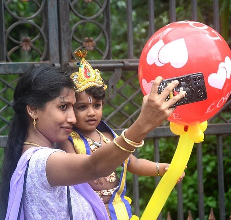 ವಿಶಾಖಪಟ್ಟಣಂ ನ ಜಿಲ್ಲಾ ಪರಿಷತ್ ನ ಬಳಿ ಇರುವ ಕೃಷ್ಣ ದೇವಾಲಯದಲ್ಲಿ ಕೃಷ್ಣ ವೇಶಧಾರಿ ಮಗುವಿನೊಂದಿಗೆ ಮಹಿಳೆ ಕಂಡುಬಂದದ್ದು ಹೀಗೆ