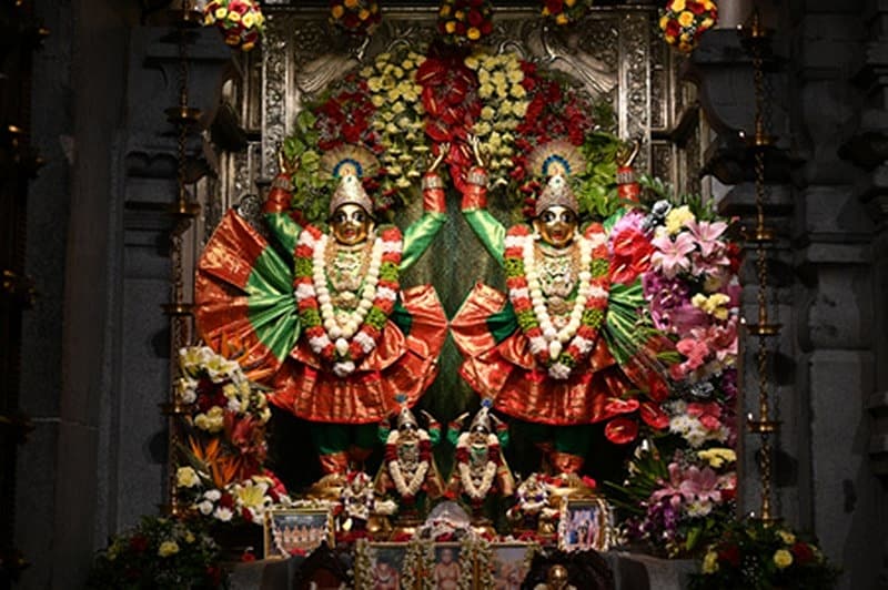 ಕೃಷ್ಣ ಜನ್ಮಾಷ್ಟಮಿಯ ಅಂಗವಾಗಿ ವಿಗ್ರಹಗಳಿಗೆ ವಿಶೇಷ ಅಲಂಕಾರ ಮಾಡಲಾಗಿತ್ತು.