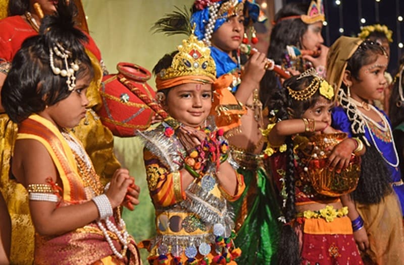 ಕೃಷ್ಣ ಜನ್ಮಾಷ್ಟಮಿಯಂದು ಕೃಷ್ಣನ ವೇಶದಲ್ಲಿ ಅಲಂಕಾರಗೊಂಡಿರುವ ಮಕ್ಕಳು.