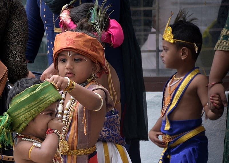 ಕೃಷ್ಣ ಜನ್ಮಾಷ್ಟಮಿಯಂದು ಮಕ್ಕಳನ್ನು ಕೃಷ್ಣನ ವೇಶದಲ್ಲಿ ಅಲಂಕರಿಸಿದ ಪೋಷಕರು