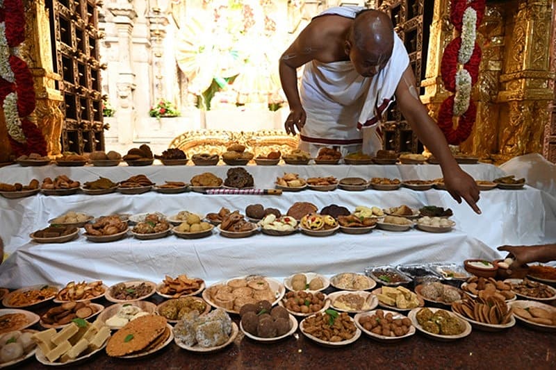 ಭಗವಾನ್ ಕೃಷ್ಣನ ಜನ್ಮದಿನದಂದು ದೇವಾಲಯಗಳಲ್ಲಿ ವಿವಿಧ ರೀತಿಯ ಖಾದ್ಯಗಳನ್ನು ನೈವೇದ್ಯ ಮಾಡಲಾಯಿತು.