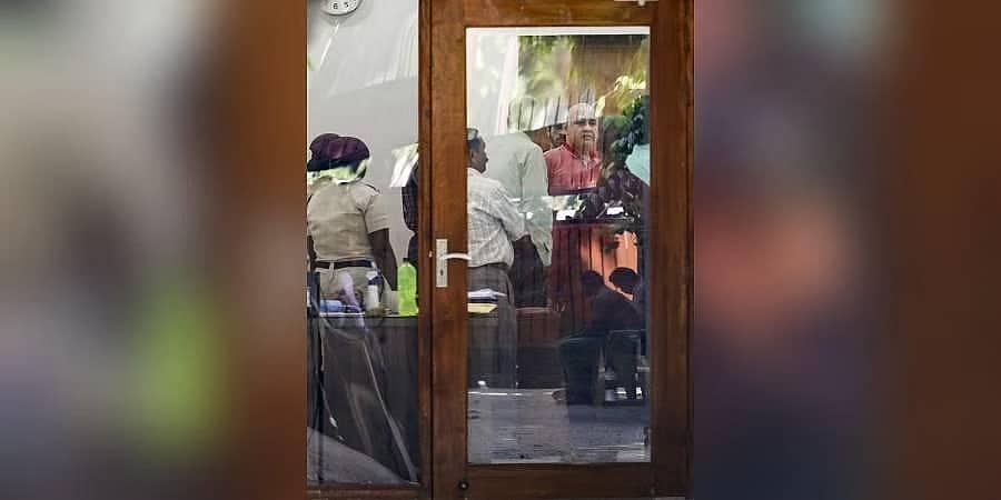 ನವದೆಹಲಿ: ಸಿಸೋಡಿಯಾ ಮನೆ ಮೇಲೆ ಸಿಬಿಐ ದಾಳಿ ನಂತರ 12 ಐಎಎಸ್ ಅಧಿಕಾರಿಗಳ ಎತ್ತಂಗಡಿ; ಲೆಫ್ಟಿನೆಂಟ್ ಗವರ್ನರ್ ಸಕ್ಸೇನಾ ಆದೇಶ
