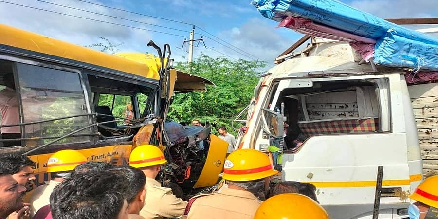 ಅಥಣಿ: 60 ವಿದ್ಯಾರ್ಥಿಗಳಿದ್ದ ಶಾಲಾ ಬಸ್- ಕಂಟೈನರ್ ಮುಖಾಮುಖಿ ಡಿಕ್ಕಿ; ಚಾಲಕರು ಸ್ಥಳದಲ್ಲೇ ಸಾವು