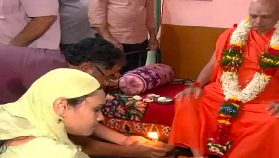 ಗದಗ: ಮುಸ್ಲಿಂ ಕುಟುಂಬದಿಂದ ಸ್ವರೂಪನಂದ ಭಾರತಿ ಸ್ವಾಮೀಜಿ ಪಾದಪೂಜೆ