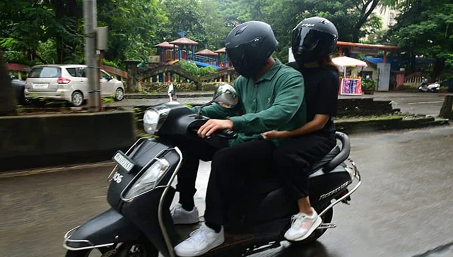 ಮುಂಬೈ ಬೀದಿಗಳಲ್ಲಿ ಸಾಮಾನ್ಯರಂತೆ ಸ್ಕೂಟರ್ ಏರಿ ಸುತ್ತಾಡಿದ ಖ್ಯಾತ ದಂಪತಿ; ಯಾರಿದು ಗೊತ್ತ? ವಿಡಿಯೋ ನೋಡಿ!