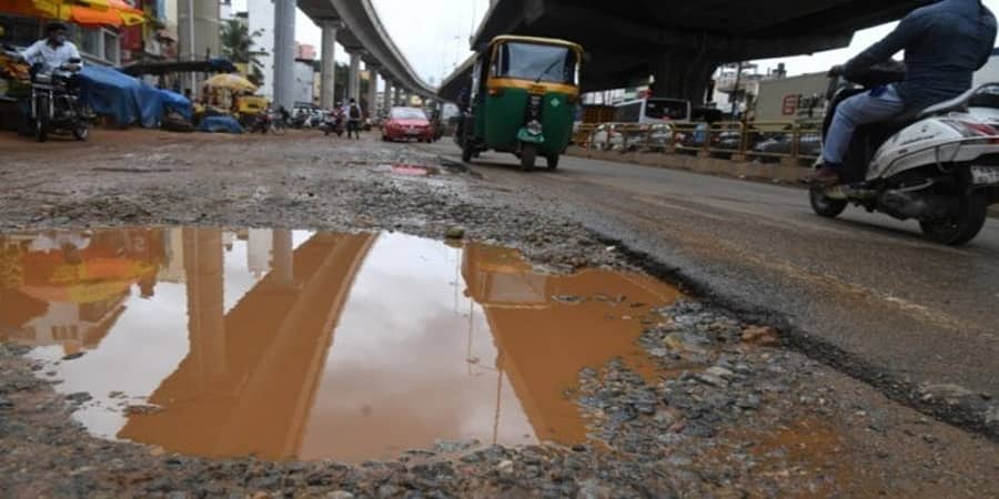 ಬೆಂಗಳೂರು: ರಸ್ತೆಗುಂಡಿಗೆ ಬಿದ್ದು ಗಾಯಗೊಂಡಿದ್ದ ಬೈಕ್ ಸವಾರ ಸಾವು