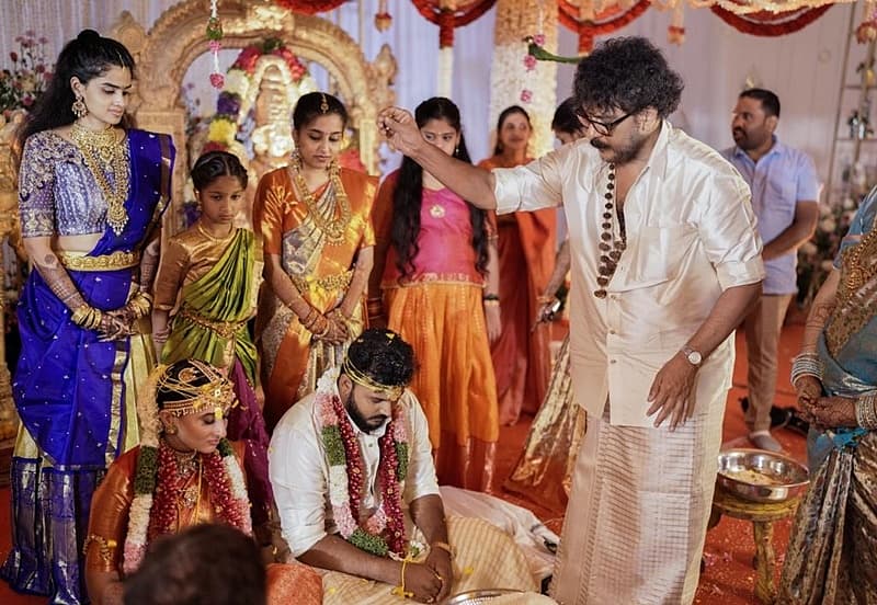 ಪುತ್ರನ ವಿವಾಹದ ಬಗ್ಗೆ ಮಾತನಾಡಿದ್ದ ರವಿಚಂದ್ರನ್ ಮಗಳು ಅಂಜಲಿ ರೀತಿಯಲ್ಲಿ ಮಗನ ಮದುವೆ ಮಾಡುತ್ತಿಲ್ಲ, ಹೆಣ್ಣಿನ ಕಡೆಯವರಿಗೆ ಆಡಂಬರ ಇಷ್ಟವಿಲ್ಲದ ಕಾರಣ ಸರಳವಾಗಿ ವಿವಾಹ ಮಾಡುತ್ತಿದ್ದೇವೆ ಎಂದು ಹೇಳಿದ್ದರು.