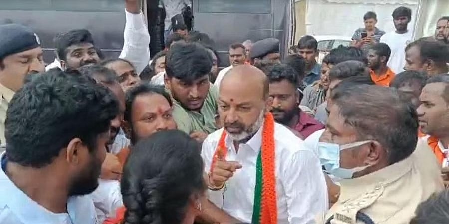 ತೆಲಂಗಾಣದಲ್ಲಿ ಬಿಜೆಪಿ- ಟಿಆರ್ ಎಸ್ ಸಂಘರ್ಷ ತಾರಕಕ್ಕೆ: ಬಿಜೆಪಿ ರಾಜ್ಯಾಧ್ಯಕ್ಷ ಬಂಡಿ ಸಂಜಯ್ ಕುಮಾರ್ ಸೇರಿ ಹಲವರ ಬಂಧನ