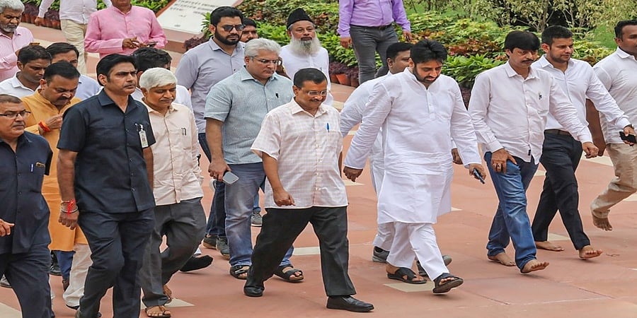 ಎಎಪಿ ಶಾಸಕರ ಭೇಟಿ: 'ರಾಜ್ ಘಾಟ್' ಶುದ್ಧೀಕರಣ ಕಾರ್ಯಕ್ಕೆ ಬಿಜೆಪಿ ಕಾರ್ಯಕರ್ತರು ಮುಂದು