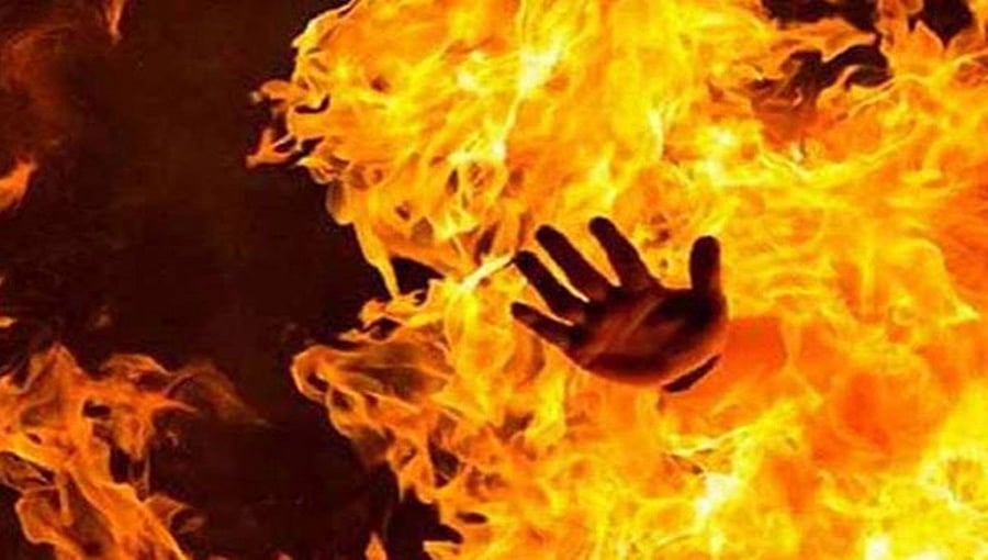 ಪತ್ನಿಯೊಂದಿಗೆ ನಿರಂತರ ಜಗಳ: ಜಿಗಣಿ ಪೊಲೀಸ್ ಠಾಣೆಯ ಮುಂದೆ ಬೆಂಕಿ ಹಚ್ಚಿಕೊಂಡು ಆತ್ಮಹತ್ಯೆಗೆ ಯತ್ನಿಸಿದ ವ್ಯಕ್ತಿ ಸಾವು