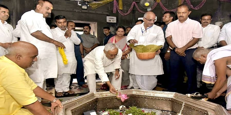ಬಿಹಾರ: ಮುಸ್ಲಿಂ ಸಚಿವರ ಭೇಟಿ, ದೇವಾಲಯ ಶುದ್ಧೀಕರಿಸಿದ ಬಿಜೆಪಿ!