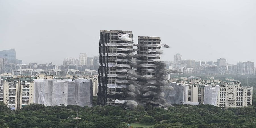 ನೋಯ್ಡಾ: ಕೆಲವೇ ಸೆಕೆಂಡುಗಳಲ್ಲಿ ನೆಲಕ್ಕುರುಳಿದ ಅವಳಿ ಗೋಪುರದ ಕಟ್ಟಡಗಳು