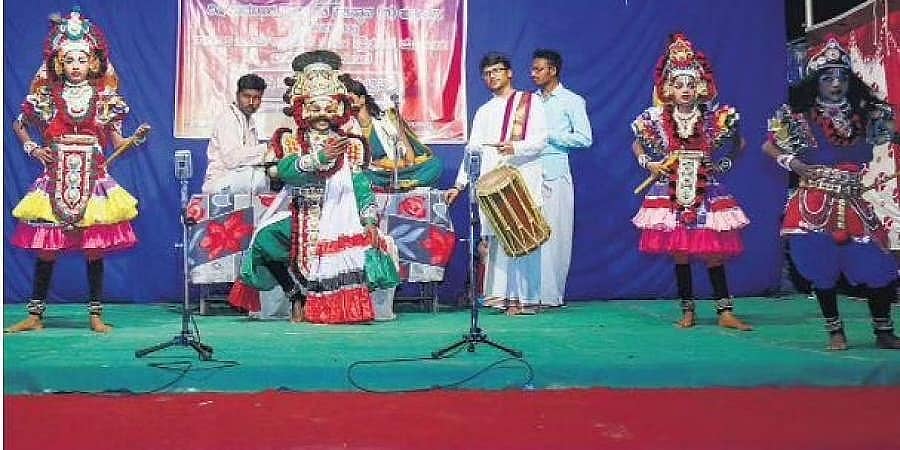 ಮಂಗಳೂರು: ಸರ್ಕಾರಿ ಶಾಲೆ ಮಕ್ಕಳಿಗೆ ಉಚಿತ 'ಯಕ್ಷಗಾನ' ತರಬೇತಿ ನೀಡುತ್ತಿರುವ ಸಹೋದರರು!