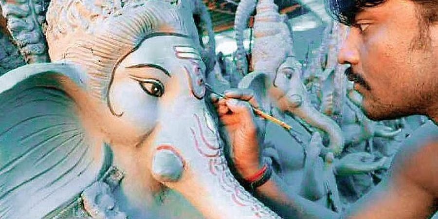 ಬೆಂಗಳೂರು: ಔಷಧೀಯ ಸಸ್ಯಗಳ ಬೀಜಗಳನ್ನೊಳಗೊಂಡ 10 ಸಾವಿರ ಗಣೇಶ ಮೂರ್ತಿ ವಿತರಣೆ!
