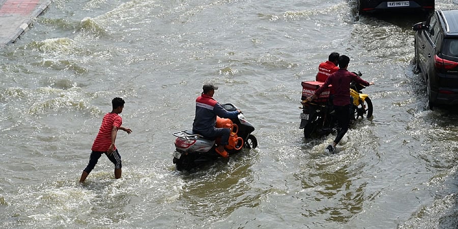 ಮುಂದಿನ 24 ಗಂಟೆಗಳಲ್ಲಿ ಭಾರೀ ಮಳೆ ಮುನ್ನೆಚ್ಚರಿಕೆ; ಬೆಂಗಳೂರಿನಲ್ಲಿ ಮಳೆ ಮುಂದುವರಿಕೆ ಸಾಧ್ಯತೆ