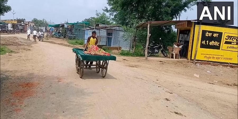 ಮಧ್ಯ ಪ್ರದೇಶ: ಆಂಬ್ಯುಲೆನ್ಸ್ ಸಿಗದೆ ಗರ್ಭಿಣಿ ಪತ್ನಿಯನ್ನು ತಳ್ಳು ಗಾಡಿಯಲ್ಲಿ ಆಸ್ಪತ್ರೆಗೆ ಸಾಗಿಸಿದ ಪತಿ, ವಿಡಿಯೋ ವೈರಲ್