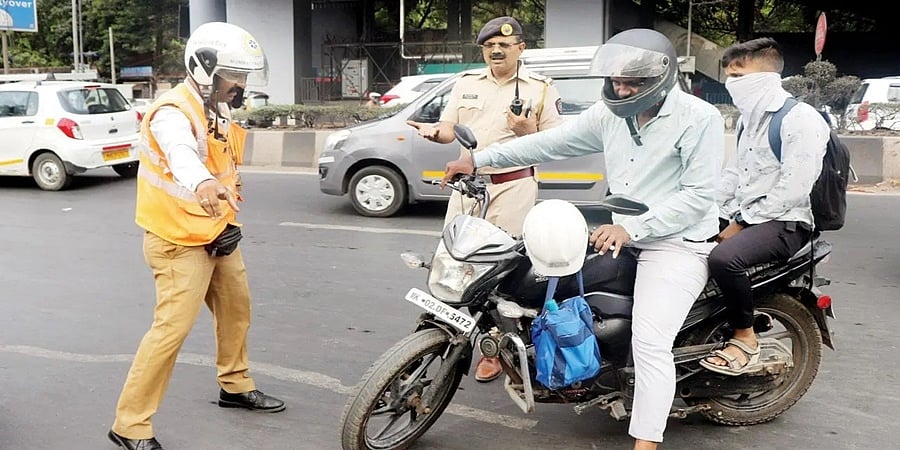 ದ್ವಿ ಚಕ್ರವಾಹನದಲ್ಲಿ ಹಿಂಬದಿ ಪ್ರಯಾಣಿಕರಿಗೆ ನಿರ್ಬಂಧ: ನಿಯಮ ಹಿಂತೆಗೆದುಕೊಂಡ ಮಂಗಳೂರು ಪೊಲೀಸ್!