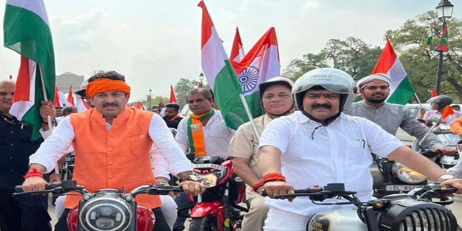 ಹೆಲ್ಮೆಟ್ ಧರಿಸದೆ ಬೈಕ್ ಚಲಾಯಿಸಿದ ಬಿಜೆಪಿ ನಾಯಕ ಮನೋಜ್ ತಿವಾರಿಗೆ ದಂಡ, ಕ್ಷಮೆಯಾಚನೆ