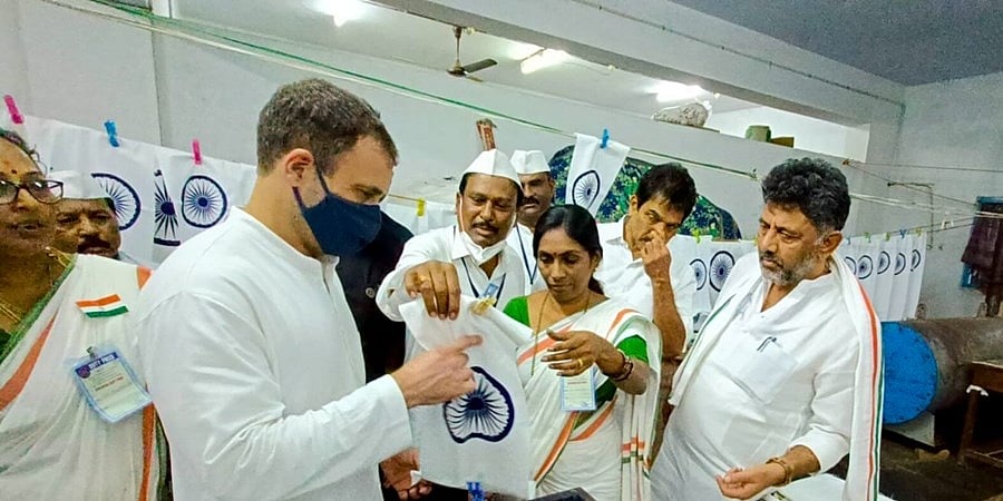 'ಮೋದಿ ಸರ್ಕಾರ ಬಡ ಖಾದಿ ಕಾರ್ಮಿಕರ ಜೇಬಿನಿಂದ ಹಣ ಕಿತ್ತು ತಮ್ಮ ನೆಚ್ಚಿನ ಜನರ ಜೇಬನ್ನು ತುಂಬಿಸುತ್ತಿದೆ': ರಾಹುಲ್ ಗಾಂಧಿ