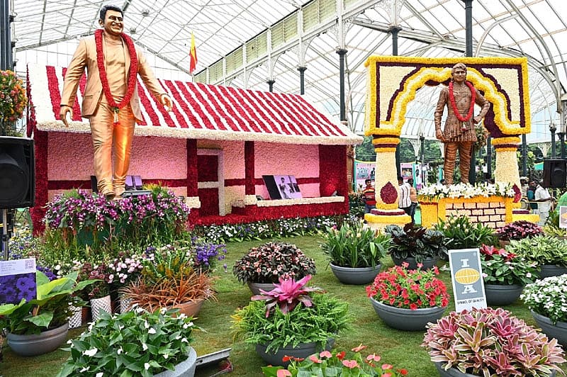 ವರ್ಷವಿಡೀ ಹೂ ಬಿಡುವಂತಹ 65 ವಿವಿಧ ಹೂ ಸಸ್ಯಗಳನ್ನು ಗ್ಲಾಸ್ ಹೌಸ್ ನಲ್ಲಿ ನೋಡಬಹುದಾಗಿದೆ.