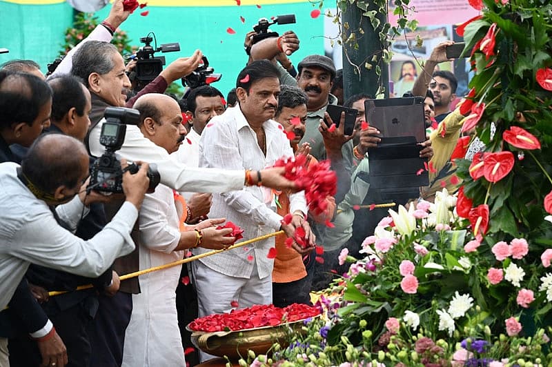 ಊಟಿ, ನ್ಯೂ ಜಿಲ್ಯಾಂಡ್, ಅಮೇರಿಕ, ಹಾಲೆಂಡ್, ಅರ್ಜೆಂಟೀನಾ, ಕೀನ್ಯಾ ಹಾಗೂ ಇತರ ದೇಶಗಳಿಂದ ಹೂವುಗಳನ್ನು ತರಿಸಲಾಗಿದೆ.