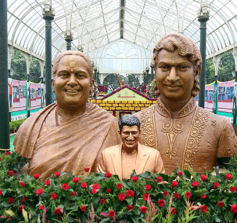 ಡಾ. ರಾಜ್ ಕುಮಾರ್ ಅವರ ನಿವಾಸದ ತದ್ರೂಪಿಯನ್ನು ನಿರ್ಮಿಸಲು 1.75 ಲಕ್ಷ ಗುಲಾಬಿಗಳನ್ನು ಹಾಗೂ 1.50 ಲಕ್ಷ ಕ್ರೈಸಾಂಥೆಮಮ್ ಹೂಗಳನ್ನು ಬಳಕೆ ಮಾಡಲಾಗಿದೆ.