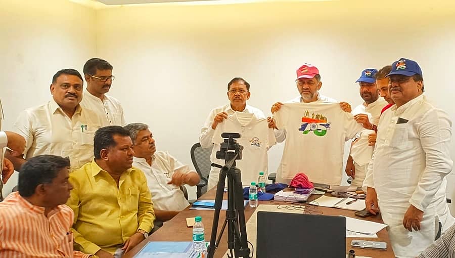 'ರಾಹುಲ್' ಕಾಲದಲ್ಲಿ ಡಿಕೆಶಿ- ಸಿದ್ದರಾಮಯ್ಯ ಜೋಡಿ ತಬ್ಬಾಟ-ಮುದ್ದಾಟ: 'ರಾಹು' ಕಾಲದಲ್ಲಿ ಅಧಿಕಾರಕ್ಕಾಗಿ ಬರೇ ಕಿತ್ತಾಟ!