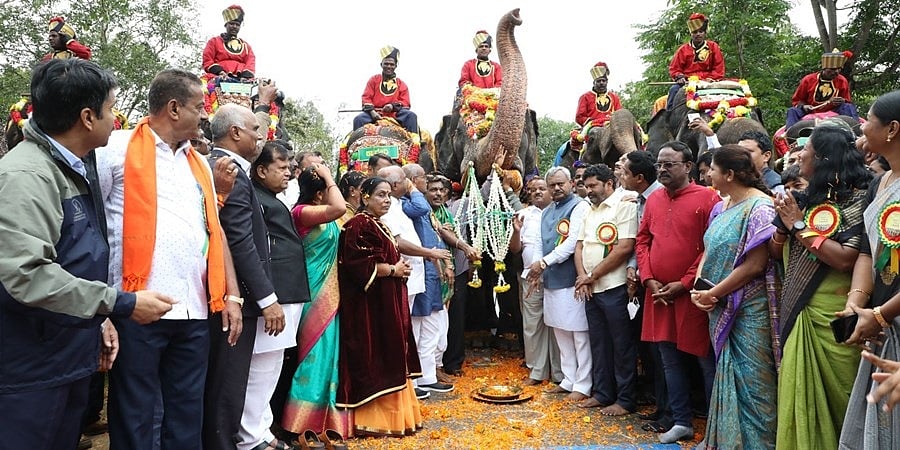 ಮೈಸೂರು ದಸರಾಕ್ಕೆ ಮುನ್ನುಡಿ, ಕಾಡಿನಿಂದ ಅರಮನೆಯತ್ತ ಹೊರಟ ಗಜಪಡೆ, ಪೂಜೆ ಸಲ್ಲಿಕೆ