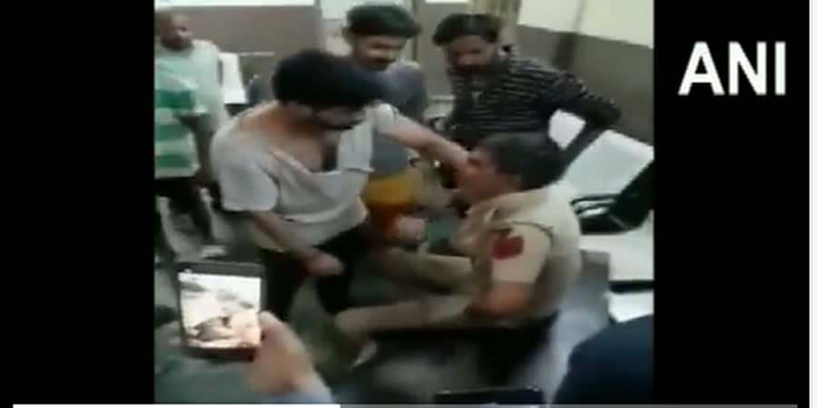 ನವದೆಹಲಿ: ಪೊಲೀಸ್ ಠಾಣೆಯಲ್ಲಿ ಹೆಡ್ ಕಾನ್ಸ್ ಟೇಬಲ್ ಗೆ ಹಿಗ್ಗಾಮುಗ್ಗಾ ಥಳಿತ; ವಿಡಿಯೋ ವೈರಲ್, ಮೂವರ ಬಂಧನ