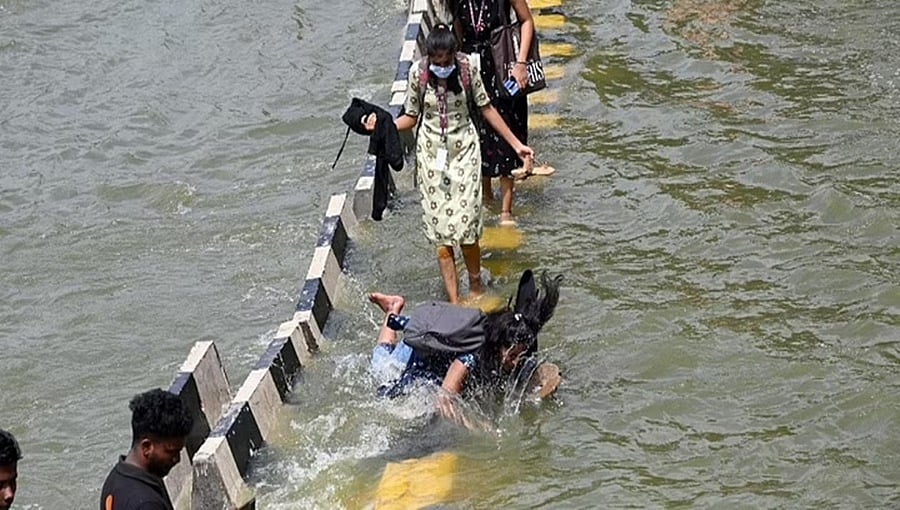 ಬೆಂಗಳೂರು ಮಳೆ: ಐಟಿ ಸಿಟಿ ಬಂಡವಾಳ ಬಹಿರಂಗಪಡಿಸಿದ ದಾಖಲೆ ಮಳೆ; ಜಲಾವೃತಗೊಂಡ ಮನೆಯಲ್ಲಿ ಸಿಲುಕಿ ವೃದ್ಧ ಸಾವು
