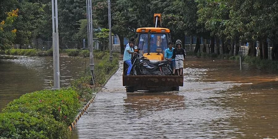 ಬೆಂಗಳೂರು ಮುಳುಗಡೆಯಾದರೂ ಕೆರೆಗಳು ಬಾಯಾರಿದಂತಿವೆ: ಪ್ರವಾಹಕ್ಕೆ ಭೂ ಮಾಫಿಯಾಗಳೇ ಕಾರಣ; ಆರೋಪ