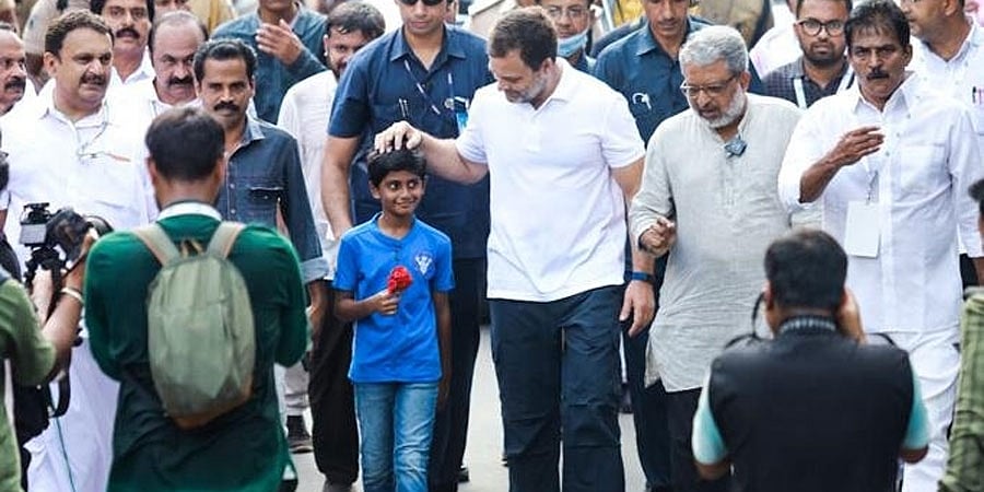 5ನೇ ದಿನಕ್ಕೆ ಕಾಲಿಟ್ಟ ಕಾಂಗ್ರೆಸ್ 'ಭಾರತ್ ಜೋಡೊ ಯಾತ್ರೆ', ಕೇರಳದಲ್ಲಿ ರಾಹುಲ್ ಗಾಂಧಿ, ಶಶಿ ತರೂರ್ ಭರ್ಜರಿ ರೋಡ್ ಶೋ!