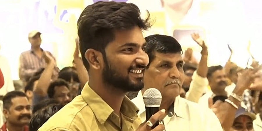ವಿಡಿಯೋ: ಕೇಜ್ರಿವಾಲ್ ರನ್ನು ರಾತ್ರಿ ಊಟಕ್ಕೆ ಆಹ್ವಾನಿಸಿದ ಆಟೋ ಡ್ರೈವರ್; ಮುಂದೇನಾಯ್ತು?