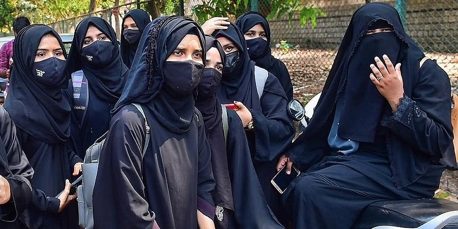 ಮಹಿಳೆಯರು ಹಿಜಾಬ್ ಧರಿಸುವುದನ್ನು ವ್ಯಂಗ್ಯವಾಗಿ ನೋಡಬೇಡಿ, ಗೌರವದಿಂದ ಕಾಣಿ: ಸುಪ್ರೀಂ ಕೋರ್ಟ್
