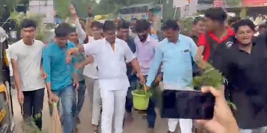 ಸೇನೆ Vs ಸೇನೆ: ಮಹಾ ಸಿಎಂ ಶಿಂಧೆ ಕಾರ್ಯಕ್ರಮದ ನಂತರ ಠಾಕ್ರೆ ಬೆಂಬಲಿಗರಿಂದ ಗೋಮೂತ್ರ ಸಿಂಪಡಣೆ
