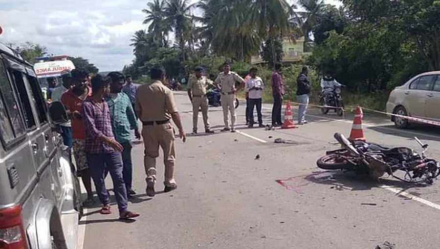 ದೊಡ್ಡಬಳ್ಳಾಪುರ: ಬೈಕ್ಗೆ ಕ್ಯಾಂಟರ್ ಡಿಕ್ಕಿ; ಇಬ್ಬರು ಸವಾರರು ಸ್ಥಳದಲ್ಲೇ ದುರ್ಮರಣ