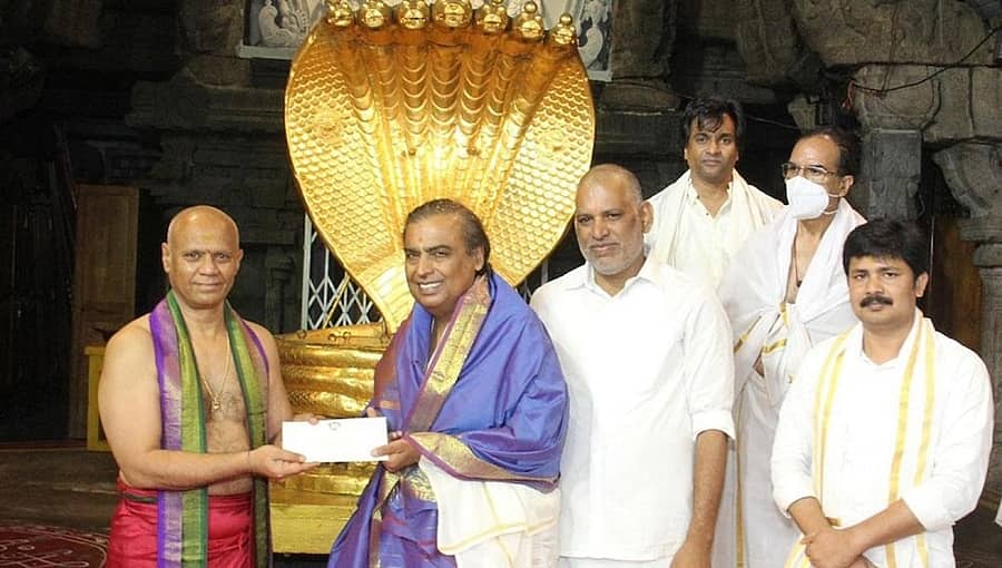 ತಿಮ್ಮಪ್ಪನ ದರ್ಶನ ಪಡೆದ ಮುಕೇಶ್ ಅಂಬಾನಿ: ದೇವಸ್ಥಾನಕ್ಕೆ 1.5 ಕೋಟಿ ರೂ. ದೇಣಿಗೆ!