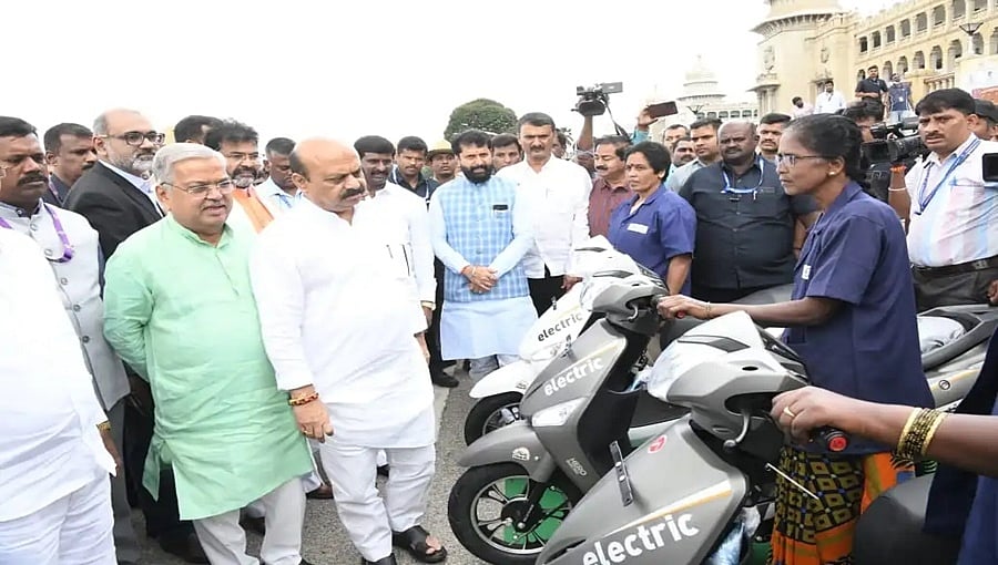 ಸಫಾಯಿ ಕರ್ಮಚಾರಿಗಳಿಗೆ ವಿದ್ಯುತ್ ಚಾಲಿತ ದ್ವಿಚಕ್ರ ವಾಹನ ವಿತರಿಸಿದ ಸಿಎಂ ಬೊಮ್ಮಾಯಿ