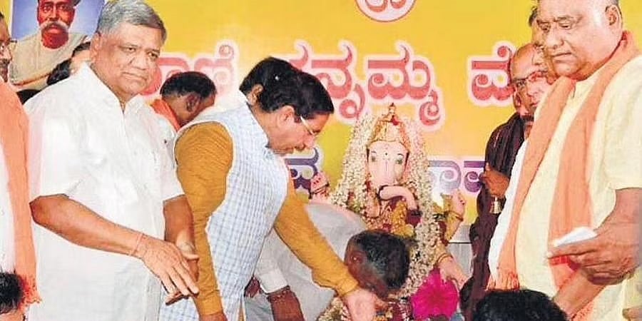 ಹುಬ್ಬಳ್ಳಿ: ಗಣೇಶ ಮೂರ್ತಿ ಹಿಂದೆ ಹಾಕಿದ್ದ ಬಾಲಗಂಗಾಧರ್ ತಿಲಕ್, ಸಾವರ್ಕರ್ ಪೋಸ್ಟರ್ ತೆರವುಗೊಳಿಸಿದ ಪಾಲಿಕೆ ಸಿಬ್ಬಂದಿ