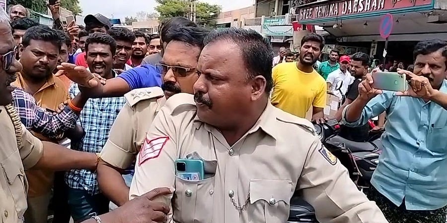 ಬಳ್ಳಾರಿ: ಸಂಚಾರಿ ಪೊಲೀಸ್ ಎಂದು ಹೇಳಿಕೊಂಡು ದಂಡ ವಸೂಲಿ ಮಾಡುತ್ತಿದ್ದ ಅರಣ್ಯ ಅಧಿಕಾರಿಗೆ ಸಾರ್ವಜನಿಕರಿಂದ ಥಳಿತ
