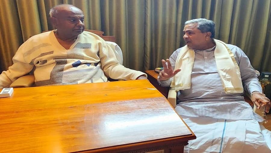ದೇವೇಗೌಡರ ಮನೆಗೆ ಸಿದ್ದರಾಮಯ್ಯ ಭೇಟಿ, ಆರೋಗ್ಯ ವಿಚಾರಣೆ: ಆರು ವರ್ಷಗಳ ಬಳಿಕ ಗುರು-ಶಿಷ್ಯರ ಸಮಾಗಮ!