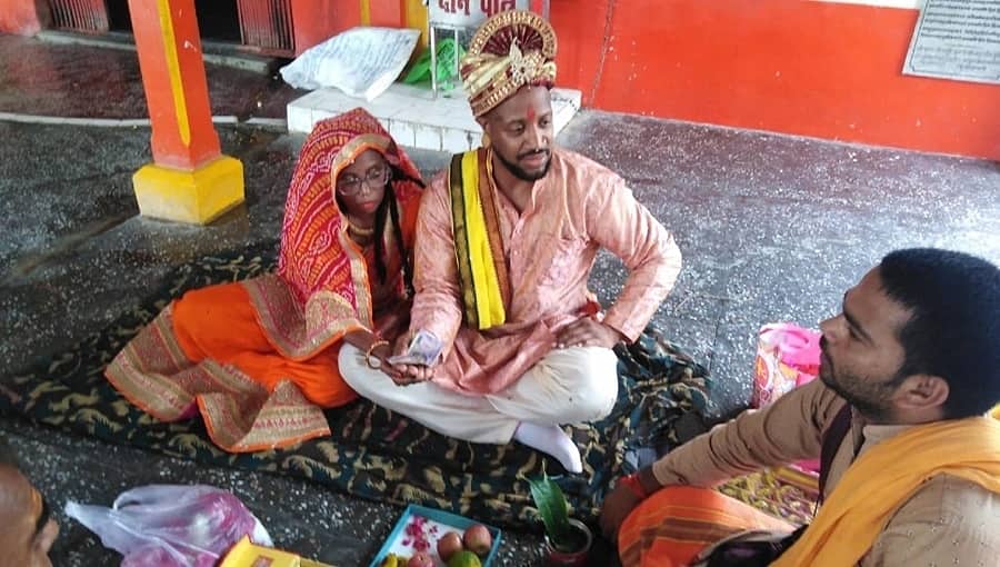 ಹಿಂದೂ ಸಂಪ್ರದಾಯದಂತೆ ಕಾಶಿಯಲ್ಲಿ ಅಮೆರಿಕದ ಮುಸ್ಲಿಂ ದಂಪತಿ ವಿವಾಹ!