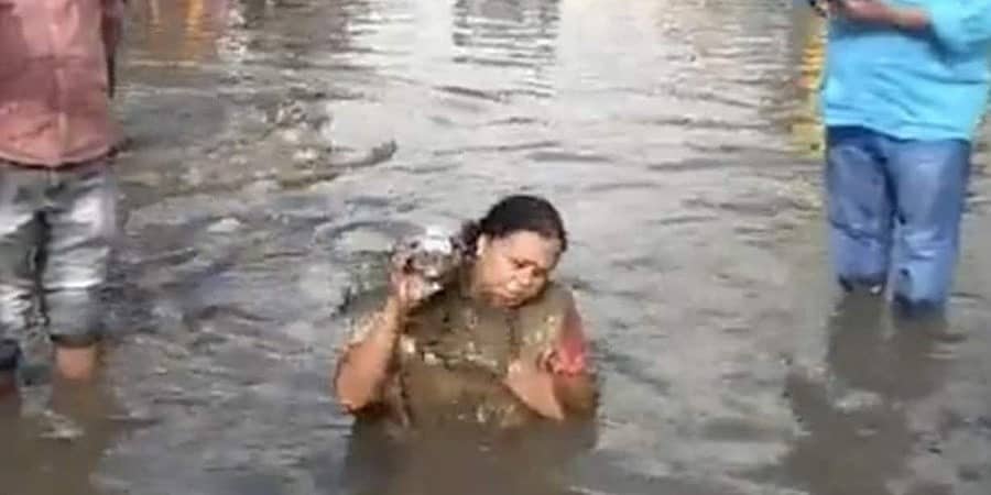 ಜಾರ್ಖಂಡ್‌: ಕಳಪೆ ರಸ್ತೆ; ರಾಷ್ಟ್ರೀಯ ಹೆದ್ದಾರಿಯಲ್ಲಿ ಜಾರ್ಖಂಡ್ ಶಾಸಕಿಯ ಕೆಸರಿನ ಸ್ನಾನ! ವಿಡಿಯೋ