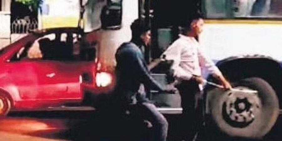 ಬೆಂಗಳೂರು: ಪೊಲೀಸ್ ಆಯುಕ್ತರ ಕಚೇರಿ ಹತ್ತಿರವೇ ಯುವತಿ ಜೊತೆ ಹೋಗುತ್ತಿದ್ದ ಯುವಕನ ಮೇಲೆ ಮಾರಕಾಸ್ತ್ರಗಳಿಂದ ಹಲ್ಲೆ