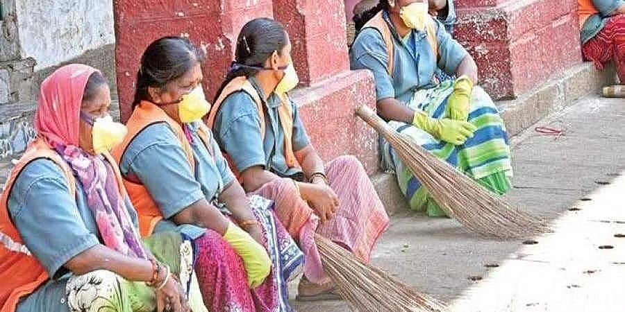 ಸಿಎಂ ಮನೆ ಮುಂದೆ ಪ್ರತಿಭಟನೆ: 43 ಸಾವಿರ ಪೌರ ಕಾರ್ಮಿಕರ ಖಾಯಂ ನೇಮಕಾತಿಗೆ ವ್ಯವಸ್ಥೆ ಎಂದ ಬೊಮ್ಮಾಯಿ