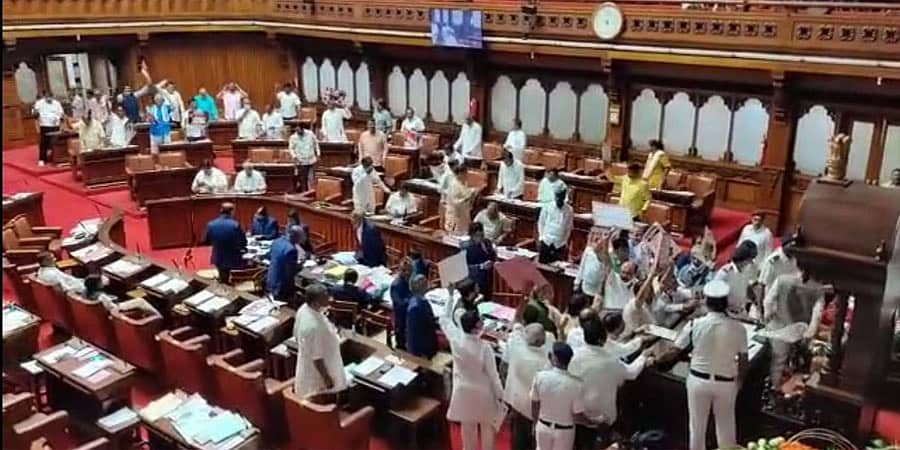 ಪರಿಷತ್ ನಲ್ಲೂ "Paycm" ಗದ್ದಲ; ಪೋಸ್ಟರ್ ಪ್ರದರ್ಶಿಸಿ ಬಿಜೆಪಿ ಆಕ್ರೋಶ, ಕುರ್ಚಿ ಮೇಲೆ ಹತ್ತಿದ ಪ್ರಕಾಶ್ ರಾಥೋಡ್​!