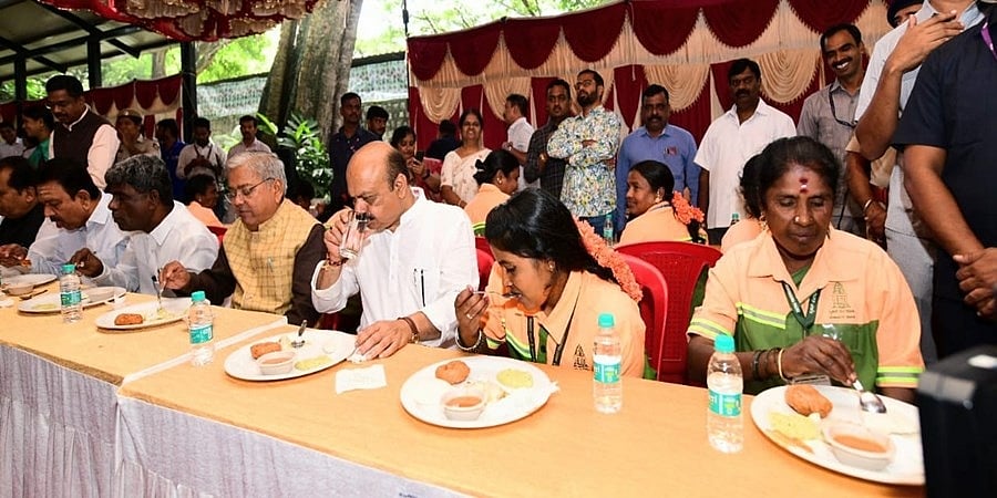 ಪೌರ ಕಾರ್ಮಿಕರ ಜೊತೆ ಕುಳಿತು ಸಿಎಂ ಬೊಮ್ಮಾಯಿ ಉಪಾಹಾರ ಸೇವನೆ; ಭಾವನೆಗಳಿಗೆ ಸ್ಪಂದನೆ