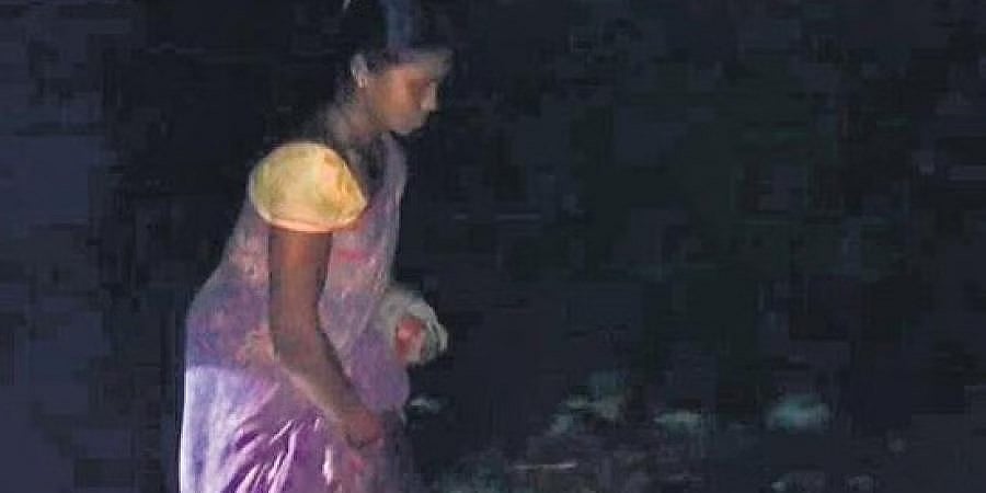 ಒಡಿಶಾ: ರಸ್ತೆಯಲ್ಲೇ ಶಿಶುವಿಗೆ ಜನ್ಮ ನೀಡಿ ನವಜಾತ ಮಗುವಿನೊಂದಿಗೆ 2 ಕಿಲೋ ಮೀಟರ್ ನಡೆದ ಮಹಿಳೆ