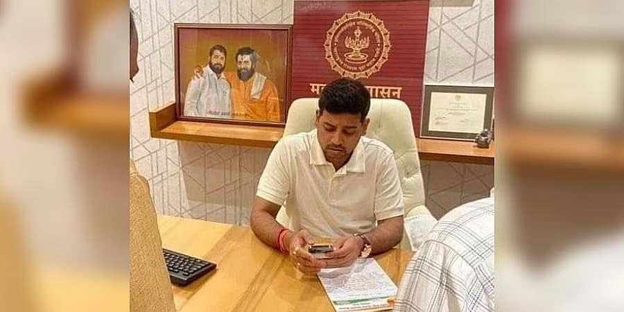 ಮುಖ್ಯಮಂತ್ರಿ ಕುರ್ಚಿಯಲ್ಲಿ ಕುಳಿತ ಏಕನಾಥ್ ಶಿಂಧೆ ಪುತ್ರ ಶ್ರೀಕಾಂತ್: ಫೋಟೋ ವೈರಲ್; ಸೂಪರ್ ಸಿಎಂ ಎಂದು ವಿರೋಧಪಕ್ಷಗಳ ಲೇವಡಿ!